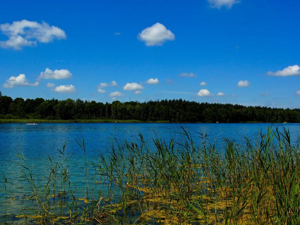 Zielona turystyka nad jeziorem - ekologiczne praktyki podróżowania i ich wpływ na środowisko