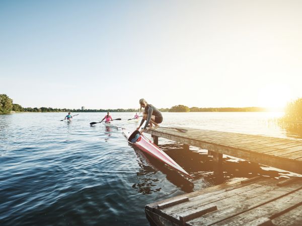 Wzmacniaj ciało, odkrywając aktywności sportowe nad jeziorem