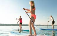 Ostateczny przewodnik po sportach wodnych na jeziorze podczas wakacji