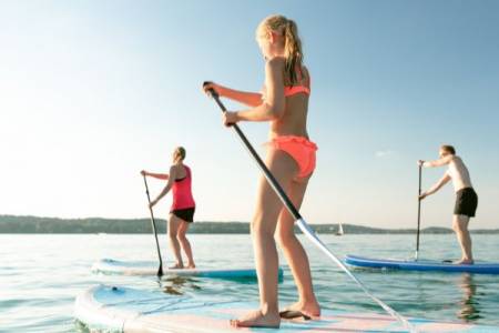 Ostateczny przewodnik po sportach wodnych na jeziorze podczas wakacji