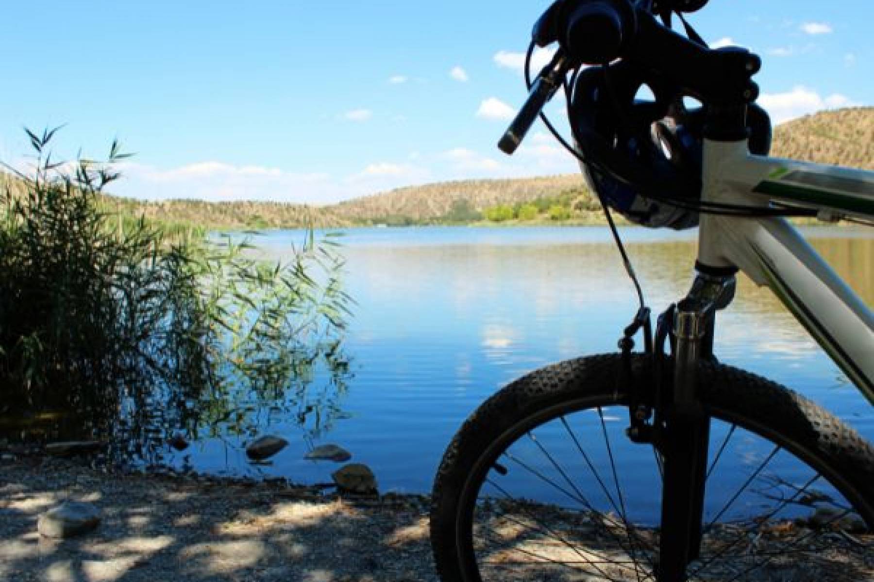 Odkryj uroki jeziora: ścieżki rowerowe i inne atrakcje, które warto poznać